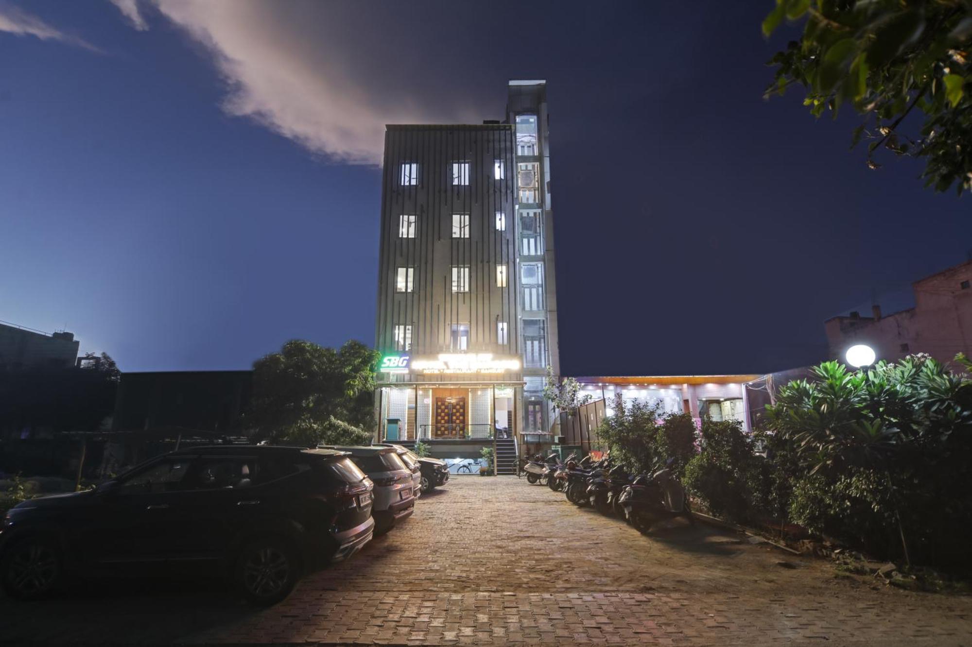 Status By Hotel The Emporio ガーズィヤーバード エクステリア 写真
